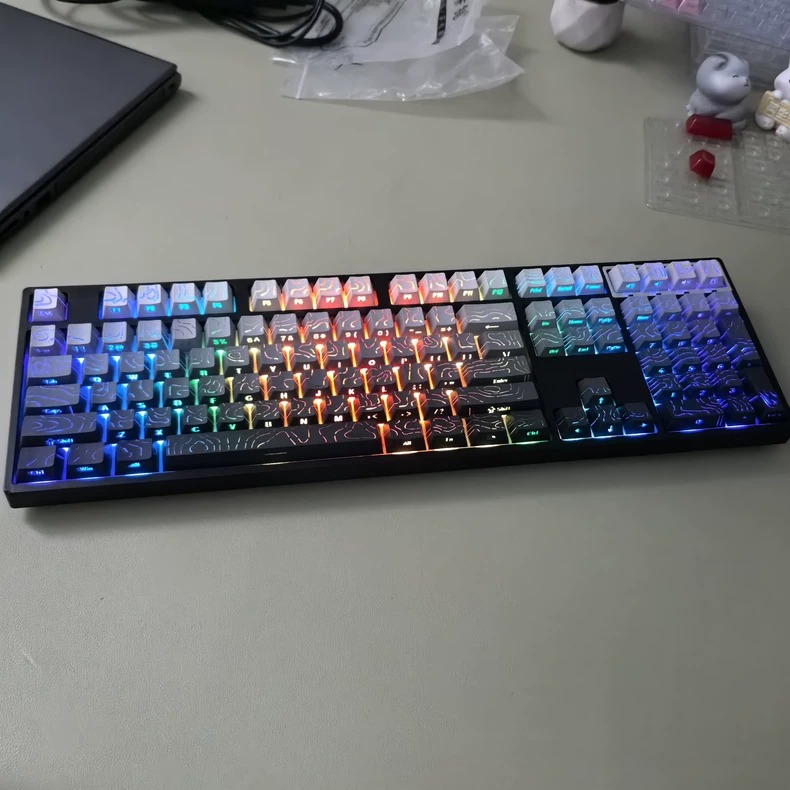 现货全新， 亏钱卖 新品上市 等高线白色/黑色 线条裂纹/字符双发光 侧刻，97键 适配87键以下（含87键）全系列键位 黑莓/极昼/抹茶/星辰紫等高线渐变键帽